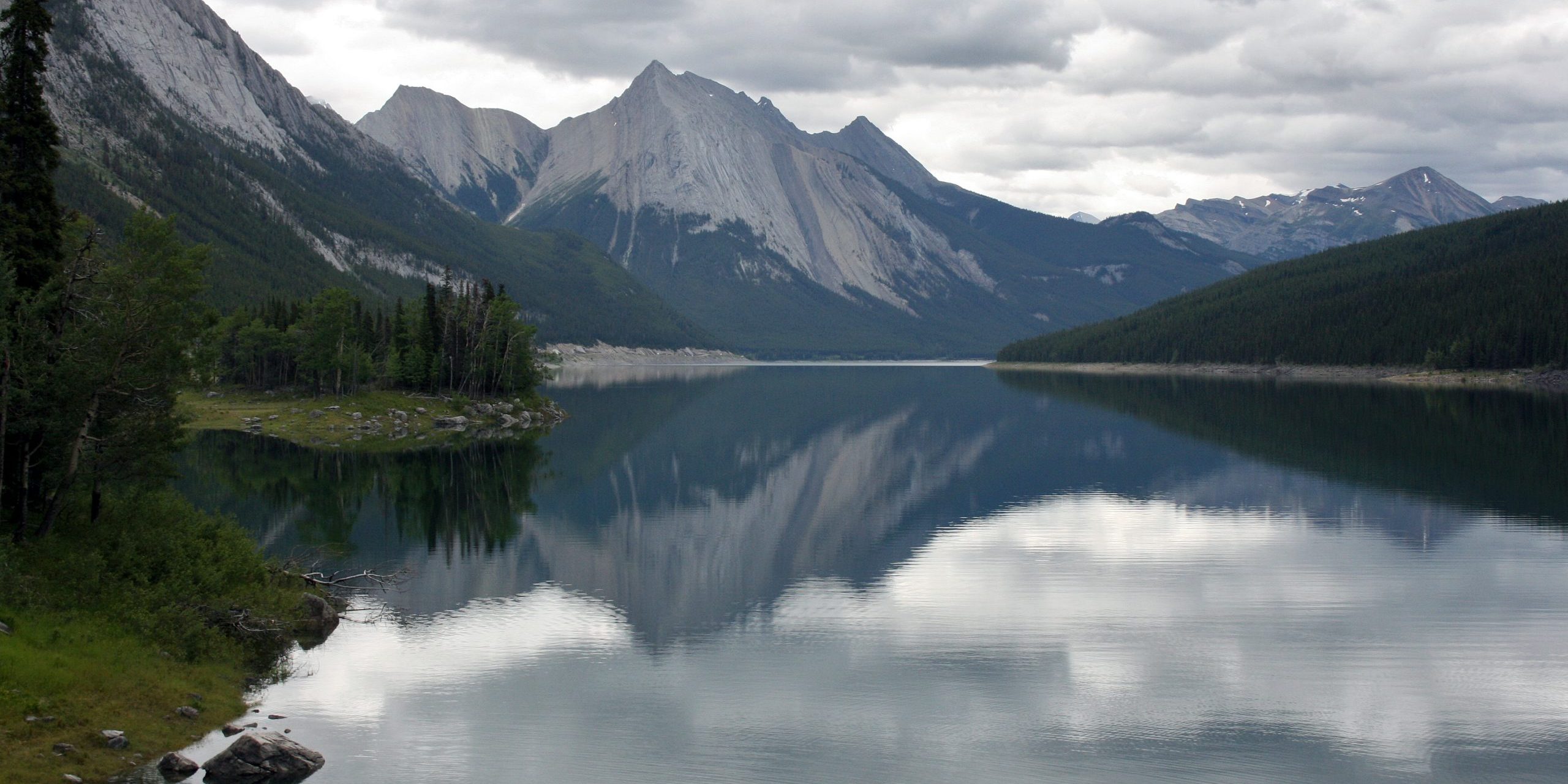 Closeup shot of Medicine Lake in Alberta, Canada